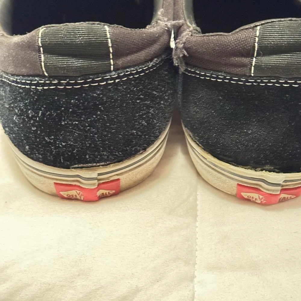 Vans Men's Classic Black and White Sneakers - Picture 6 of 6